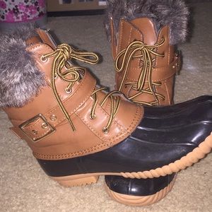 Duck boots w/ fur rim
